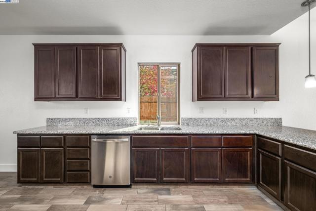 115 Lemon Blossom Ln, Patterson CA: https://media.crmls.org/mediaz/2f729cc7-6a83-4f59-a2f8-95174043326f.jpg
