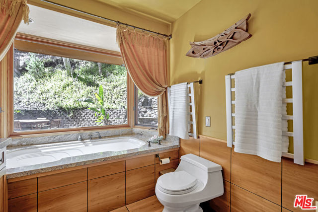 15511 Woodcrest Drive, Sherman Oaks CA: https://media.crmls.org/mediaz/2f72ec46-40b7-4fa0-8649-7551b477a501.jpg