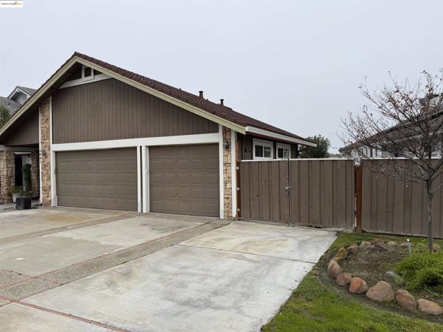 5681 Starboard Dr, Discovery Bay CA: https://media.crmls.org/mediaz/2f73dca4-8975-4cc4-88d6-b231da68d4e0.jpg