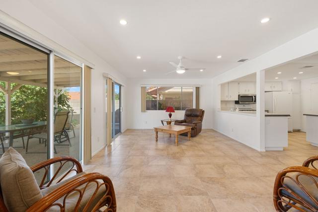 2050 Silver Oak Way, Hemet CA: https://media.crmls.org/mediaz/2f74c772-ea26-4502-bf76-36eb859fffab.jpg