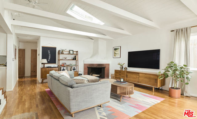 8460 Kirkwood Drive, Los Angeles CA: https://media.crmls.org/mediaz/2f74e9e1-5369-457b-ac55-fceb56c63e34.jpg