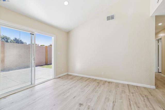 32555 Lake Bridgeport St, Fremont CA: https://media.crmls.org/mediaz/2f7518fe-f51f-4af0-8f1d-f896dae2c6a8.jpg