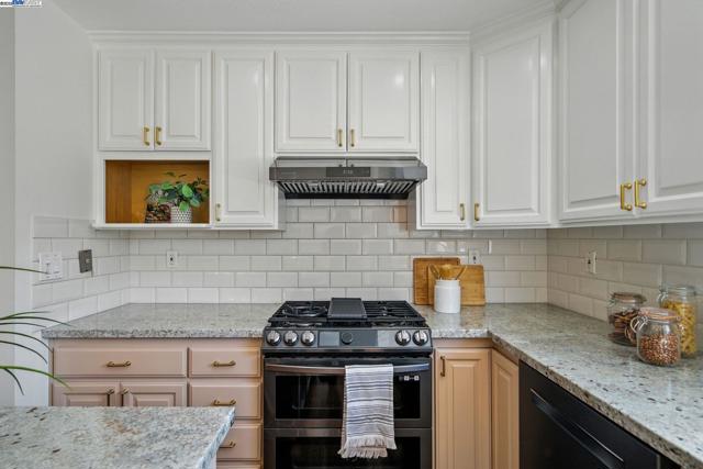 420 Camden Rd, Alameda CA: https://media.crmls.org/mediaz/2f753ea7-f476-45ce-ad86-1134eff6e422.jpg
