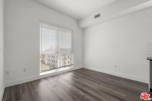 1215 S Bedford Avenue, Los Angeles CA: https://media.crmls.org/mediaz/2f7586c1-0cbe-4315-9872-358302004a0b.jpg