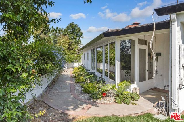 1084 W west Marshall Boulevard, San Bernardino CA: https://media.crmls.org/mediaz/2f758831-e809-45e4-9093-b0f5d7fe898d.jpg
