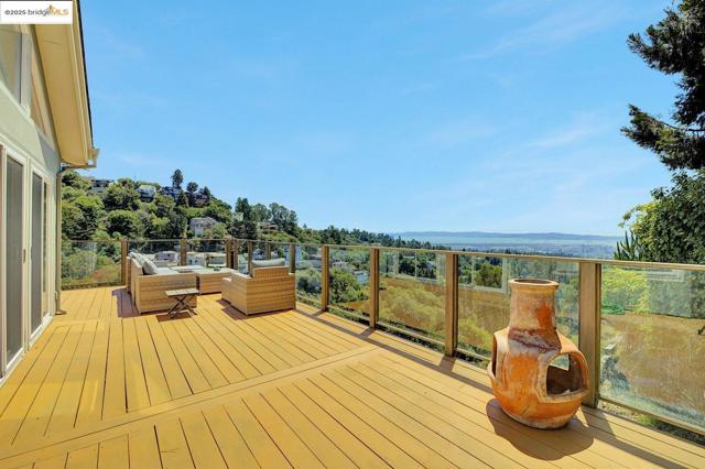 7075 Elverton Dr, Oakland CA: https://media.crmls.org/mediaz/2f758f58-bed3-4c4f-a496-d7c159957a65.jpg