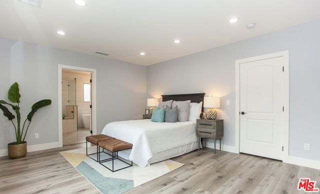 433 S Wilton Place, Los Angeles CA: https://media.crmls.org/mediaz/2f75c729-ad71-432a-89f5-87a3de63d5ce.jpg