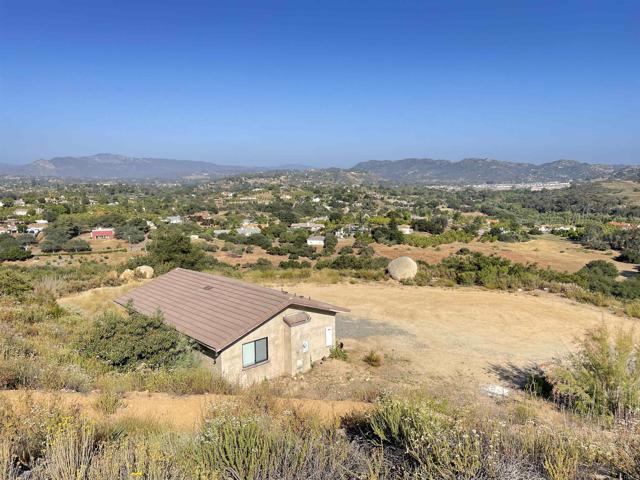 12478 Hillpoint Court, Valley Center CA: https://media.crmls.org/mediaz/2f75f5f1-4ada-40c9-ba7f-bb100ef0d06d.jpg