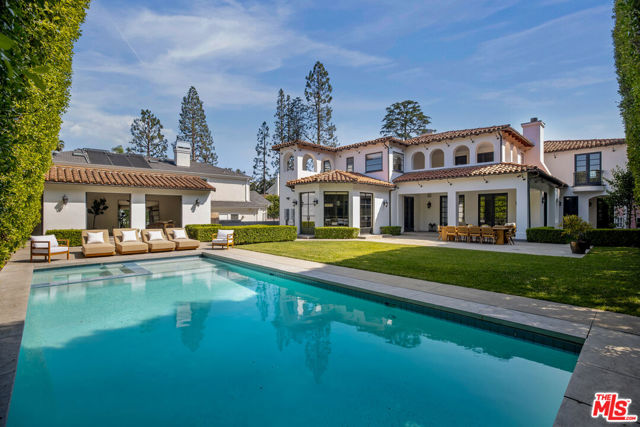 706 N Crescent Drive, Beverly Hills CA: https://media.crmls.org/mediaz/2f761ebc-bfde-4121-bacb-946e192d0ec7.jpg