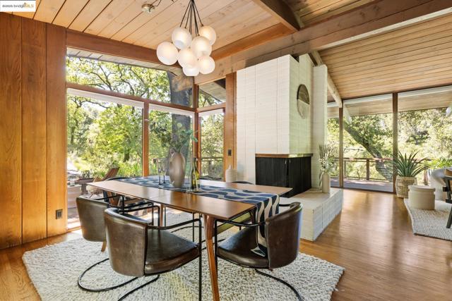 1 Kittiwake Rd, Orinda CA: https://media.crmls.org/mediaz/2f76cdd3-5c2e-458f-a1d0-67f92097fdc4.jpg