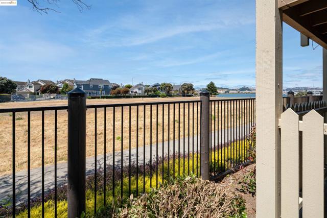 197 Lakeshore Ct, Richmond CA: https://media.crmls.org/mediaz/2f7726ee-73da-418f-be5b-1fff826e8010.jpg