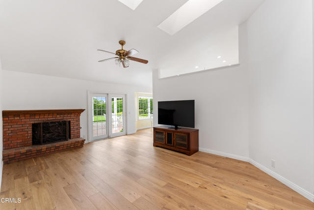 6861 Aviano Drive, Camarillo CA: https://media.crmls.org/mediaz/2f777aba-f8e2-4e57-9f08-a11ae91c2741.jpg