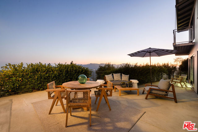 6300 Mulholland Highway, Los Angeles CA: https://media.crmls.org/mediaz/2f778895-4214-4bda-b302-e3e7fecc6b65.jpg