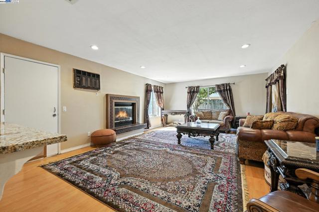 10293 Covina Pl, San Diego CA: https://media.crmls.org/mediaz/2f77d977-252b-4e7c-ab1e-3fc324f3ea34.jpg
