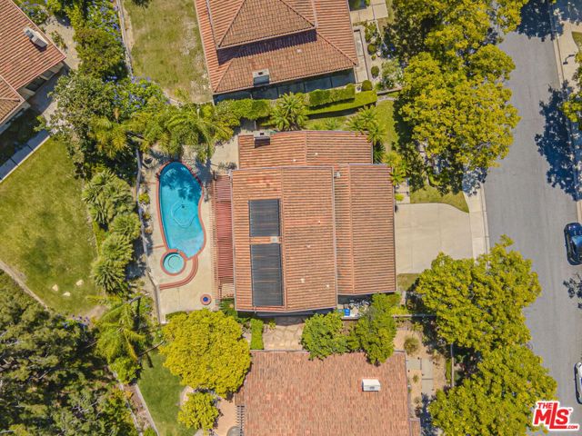 3926 Corte Cancion, Thousand Oaks CA: https://media.crmls.org/mediaz/2f77e319-8a6f-4373-afbf-9c0da9189608.jpg