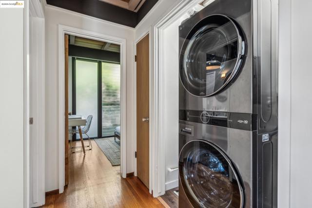 5855 Chelton Dr, Oakland CA: https://media.crmls.org/mediaz/2f78b5d9-46fa-452a-8243-5ab7fc1d267f.jpg
