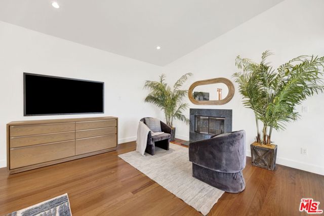 2336 Boone Avenue, Venice CA: https://media.crmls.org/mediaz/2f79bb4b-25fb-4eda-a2df-128a66ae6ffe.jpg