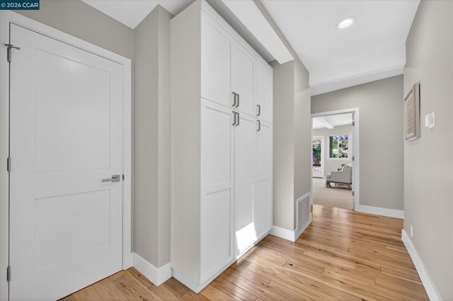 31 Ivy Dr, Orinda CA: https://media.crmls.org/mediaz/2f7a18ce-5399-4ec6-9e97-945cf1bb5283.jpg