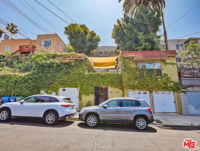 1016 Laguna Avenue, Los Angeles CA: https://media.crmls.org/mediaz/2f7a239e-d9fa-4237-85e6-c7fb94a103f3.jpg
