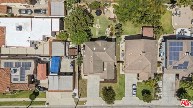 7725 Victoria Avenue, Inglewood CA: https://media.crmls.org/mediaz/2f7bb4fd-4a2e-463d-9878-816c864ac1cd.jpg