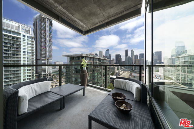 1155 S Grand Avenue, Los Angeles CA: https://media.crmls.org/mediaz/2f7bc89a-6920-4f59-a954-22bdb3b876d3.jpg