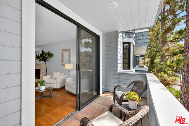 311 Bora Bora Way, Marina del Rey CA: https://media.crmls.org/mediaz/2f7c24f5-c0ef-450e-8a72-ae5e1b30efbd.jpg