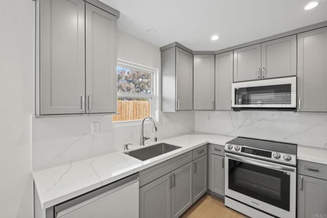 Image 10 of 75 For 1633 Mackinnon Avenue