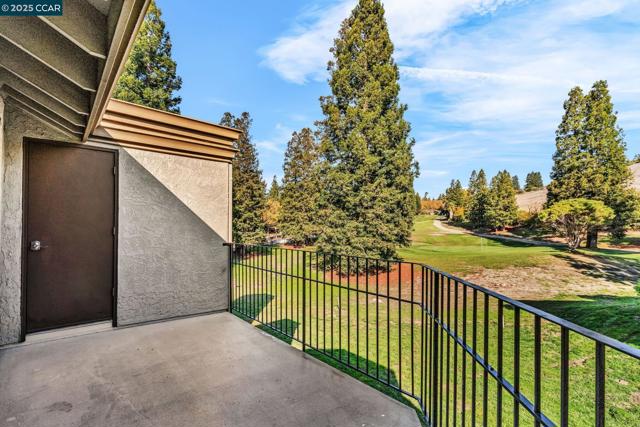 440 Canyon Woods Pl, San Ramon CA: https://media.crmls.org/mediaz/2f7c7091-84f3-4528-b1d7-9e8b7a8a3c35.jpg