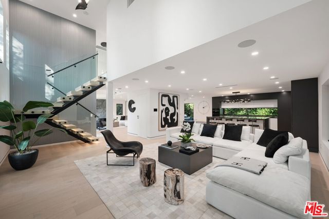 3290 N Knoll Drive, Los Angeles CA: https://media.crmls.org/mediaz/2f7cce8c-eb71-46a7-bb1c-449ad6772096.jpg