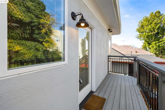 712 39Th St, Oakland CA: https://media.crmls.org/mediaz/2f7ce099-1845-4663-9dea-81c1e4c63b1f.jpg