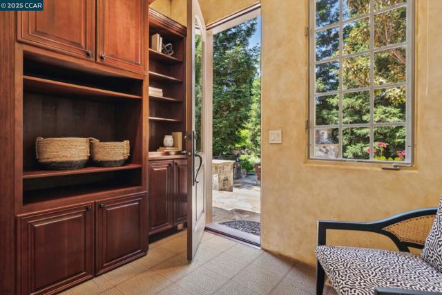 3711 Northgate Woods Court, Walnut Creek CA: https://media.crmls.org/mediaz/2f7d1afa-2ca5-4808-8f4d-87be67246a0f.jpg