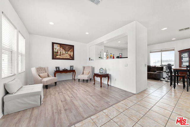13041 Mesa Verde Way, Sylmar CA: https://media.crmls.org/mediaz/2f7d5e51-d0ac-469b-bc56-022bc532fed7.jpg