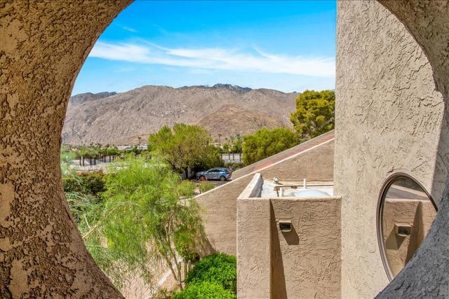 355 N Avenida Caballeros, Palm Springs CA: https://media.crmls.org/mediaz/2f7d7ce4-d3ea-4709-b95a-e8f1cce6276e.jpg