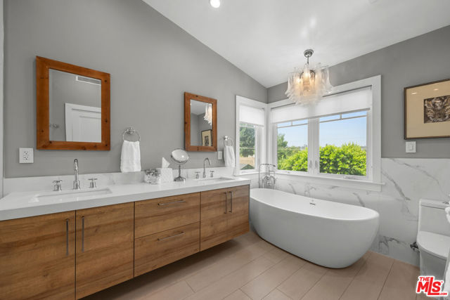 4943 Stern Avenue, Sherman Oaks CA: https://media.crmls.org/mediaz/2f7dd4d8-723f-43f3-8bdc-bed8442f4384.jpg