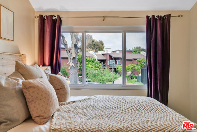 4939 Maytime Lane, Culver City CA: https://media.crmls.org/mediaz/2f7e16b2-fb0d-4013-92a9-49271317436c.jpg