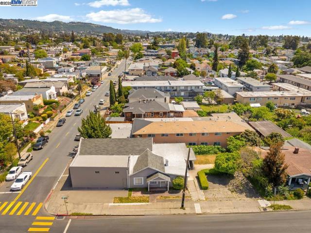 3003 School St, Oakland CA: https://media.crmls.org/mediaz/2f7ffb1a-d327-4094-94e3-aa96bb56ca23.jpg