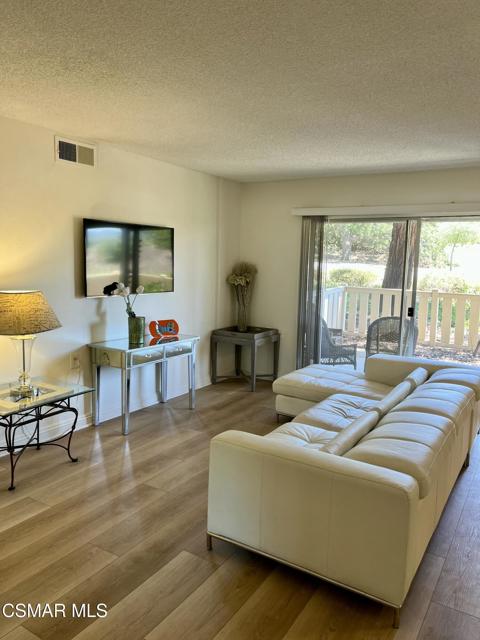 788 Pinetree Circle, Thousand Oaks CA: https://media.crmls.org/mediaz/2f80cb98-bca0-4161-881d-036bf2e88a09.jpg