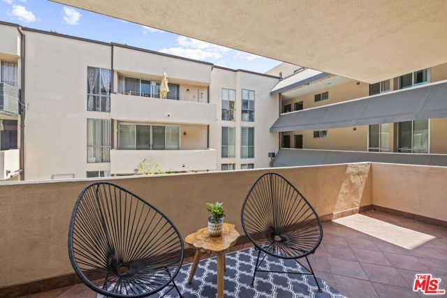 725 S Barrington Avenue, Los Angeles CA: https://media.crmls.org/mediaz/2f811404-4de8-4b66-8d17-8c7a287a1652.jpg