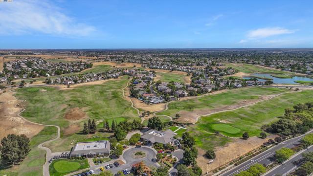 342 Roundhill Dr, Brentwood CA: https://media.crmls.org/mediaz/2f81b71a-0fea-471d-b5b1-53860491f0c0.jpg