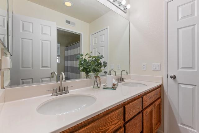 2490 Bear Rock Gln, Escondido CA: https://media.crmls.org/mediaz/2f81c980-fadf-4f20-ac1b-f271a9235622.jpg
