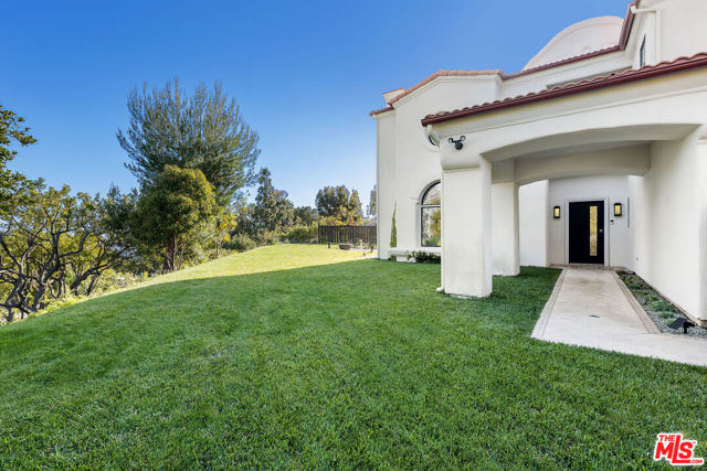 23458 W Moon Shadows Drive, Malibu CA: https://media.crmls.org/mediaz/2f8382e8-e0bd-4c25-b170-53b09831ede5.jpg