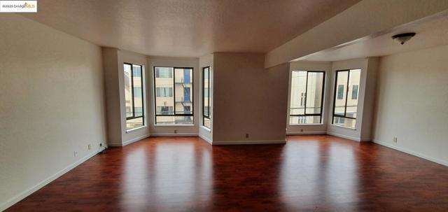 369 21st AVE, San Francisco CA: https://media.crmls.org/mediaz/2f84fa00-1bee-4377-a6ed-0819ae3731b6.jpg