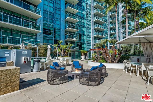 13700 Marina Pointe Drive, Marina del Rey CA: https://media.crmls.org/mediaz/2f8529ac-f4da-40a4-abf3-45b330eee0ed.jpg