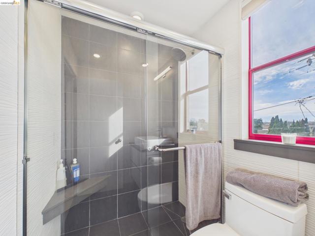 Image 19 of 38 For 2932 Filbert St 2