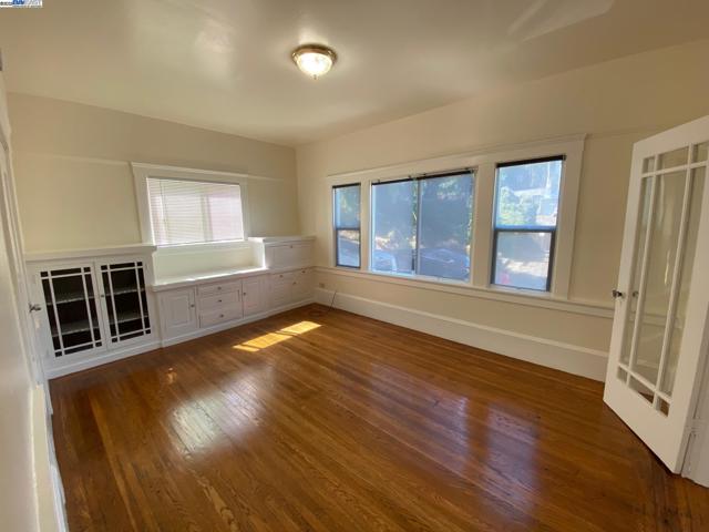 2004 Park Blvd, Oakland CA: https://media.crmls.org/mediaz/2f86f64d-acb8-48be-84b9-a9d069d0a26d.jpg