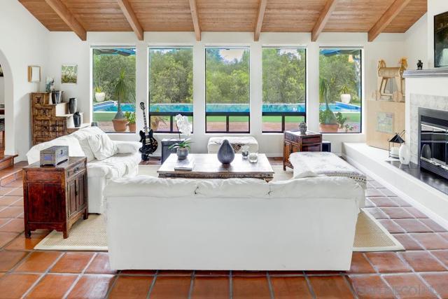 11 Country Glen Rd, Fallbrook CA: https://media.crmls.org/mediaz/2f873043-bec9-4302-8fba-e099c0c80a47.jpg