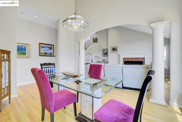 7075 Elverton Dr, Oakland CA: https://media.crmls.org/mediaz/2f878756-d5ad-470a-8d36-b091653fddd0.jpg