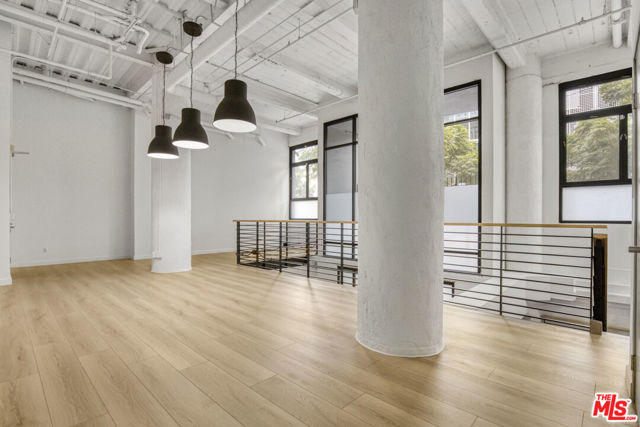 330 W 11th Street, Los Angeles CA: https://media.crmls.org/mediaz/2f87c2fe-8e36-4d02-9c92-7a68e48adbcb.jpg