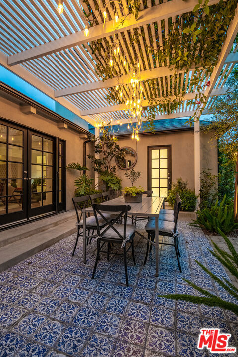 13109 Valley Vista Boulevard, Studio City CA: https://media.crmls.org/mediaz/2f8876ef-499b-4b36-9937-297085857b1d.jpg