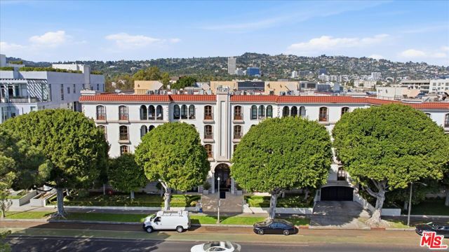 9249 Burton Way, Beverly Hills CA: https://media.crmls.org/mediaz/2f88a645-61f6-4a15-8124-67ebf303f027.jpg